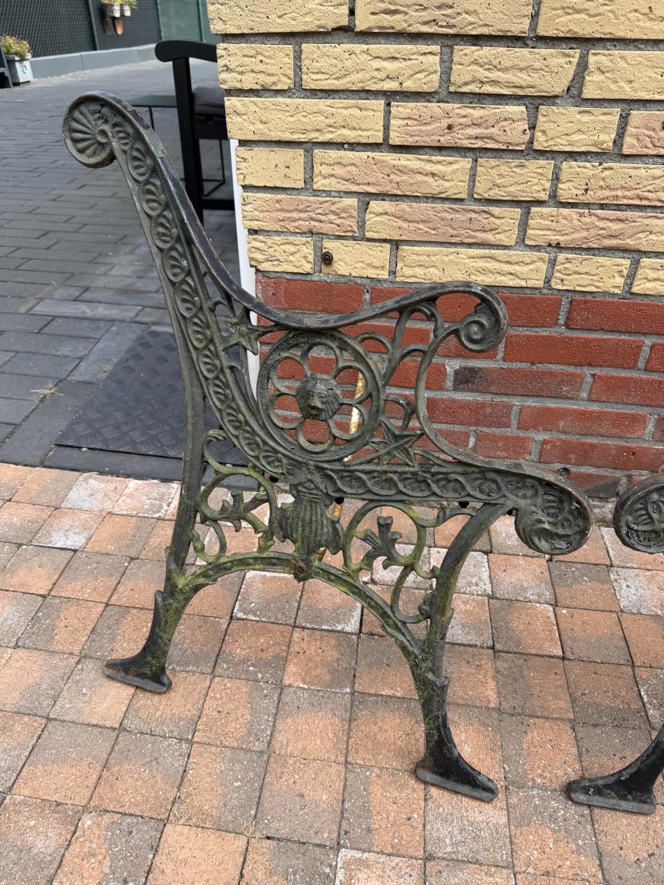 Gietijzeren zijkant bankje
