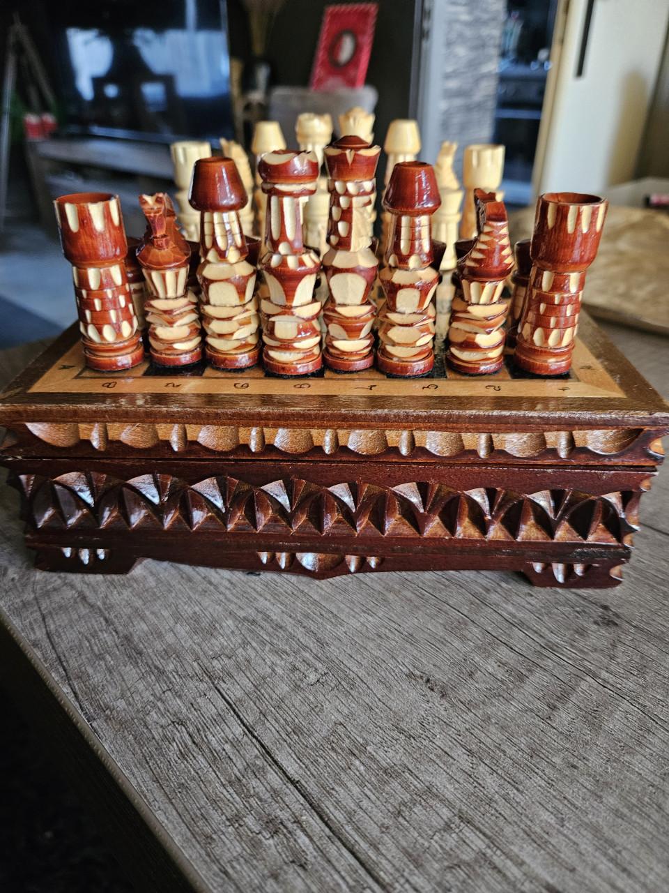 Prachtig handgemaakt houten schaakspel, mooi houtsnijwerk