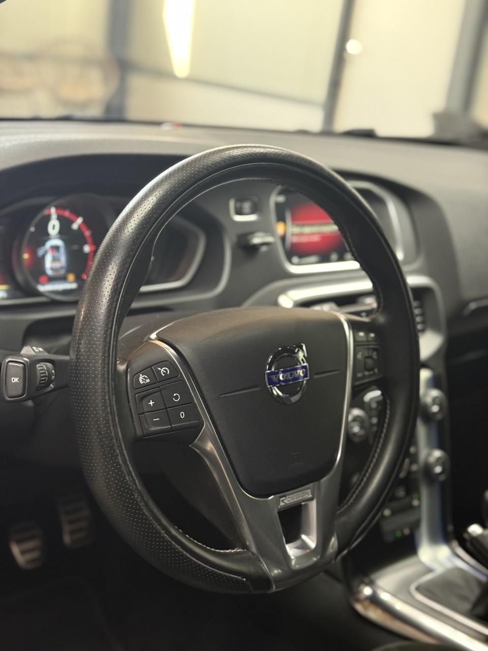 Volvo V40 2.0 D4 | 2014 model | 240 PK | Zwart R Design