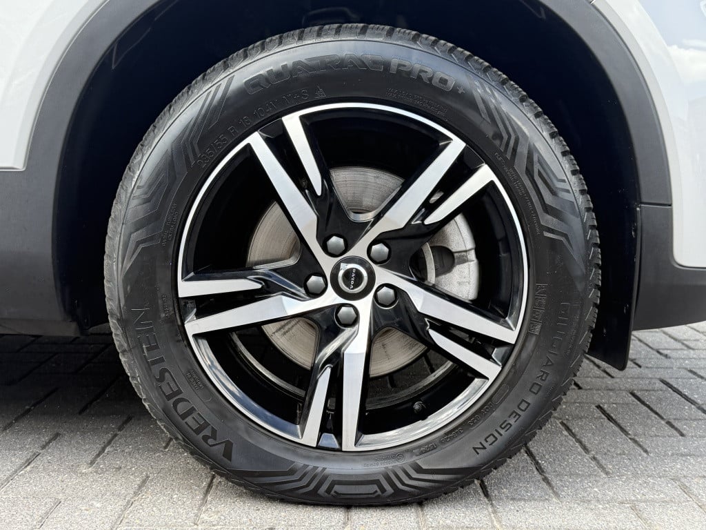 Volvo XC40 2.0 b4 plus dark