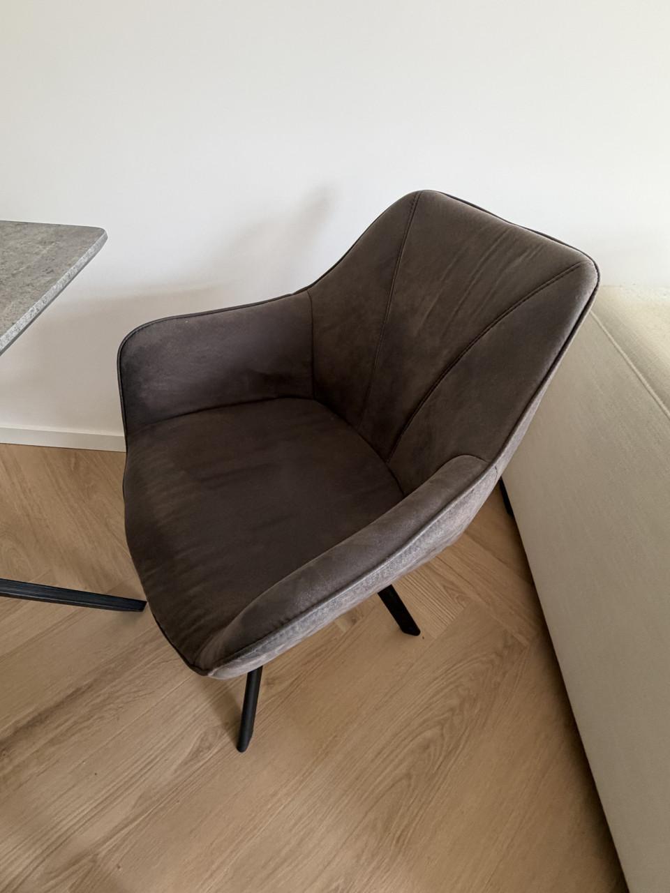 Industriële eettafel met 3 stoelen + bankje – betonlook & zwart staal