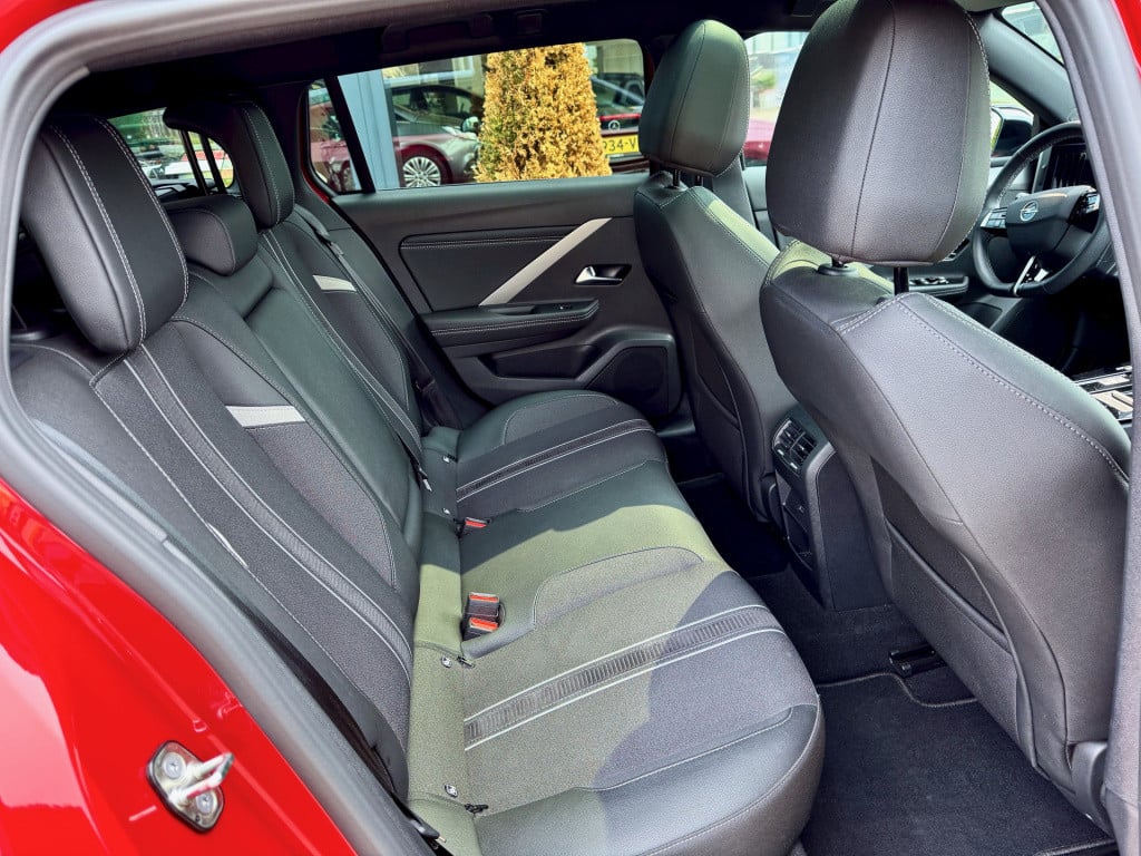 Opel Astra sports tourer 1.6 turbo plug in hybrid ultimate pano dak