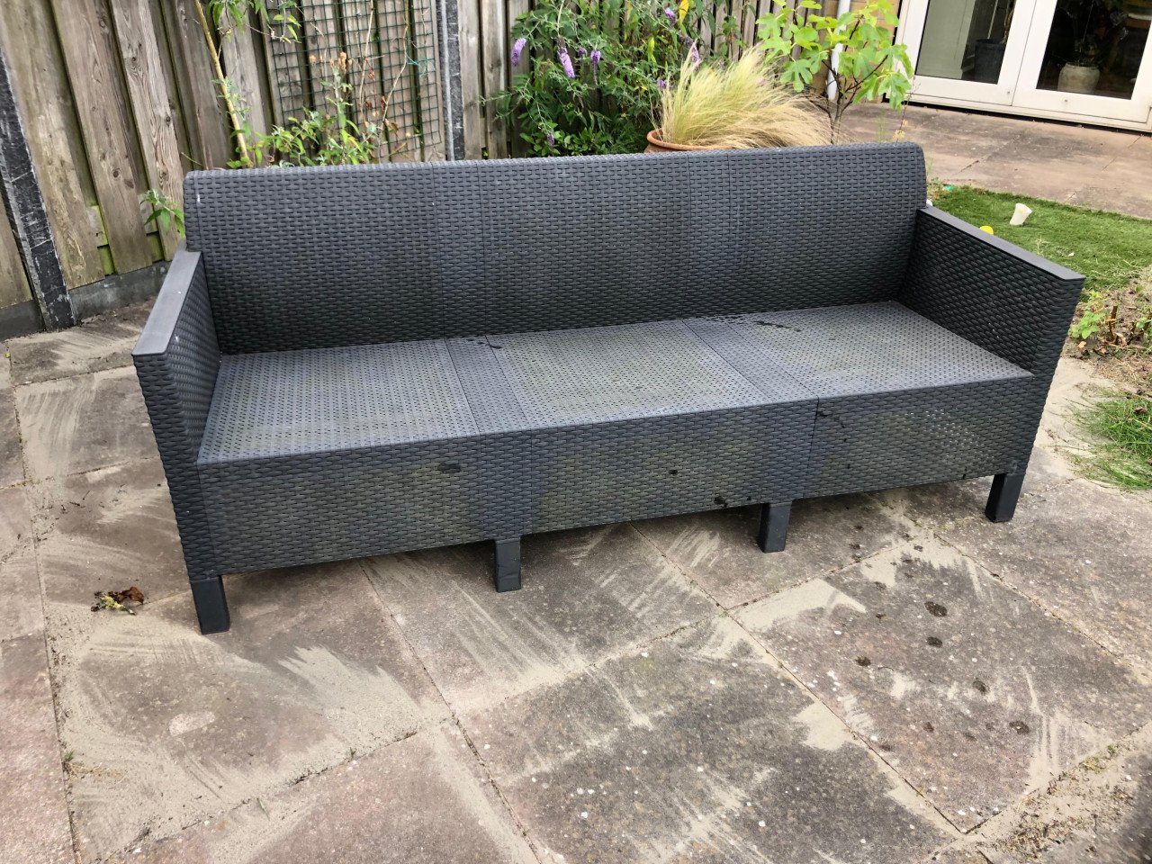 Tuinbank met kussens en tafeltje