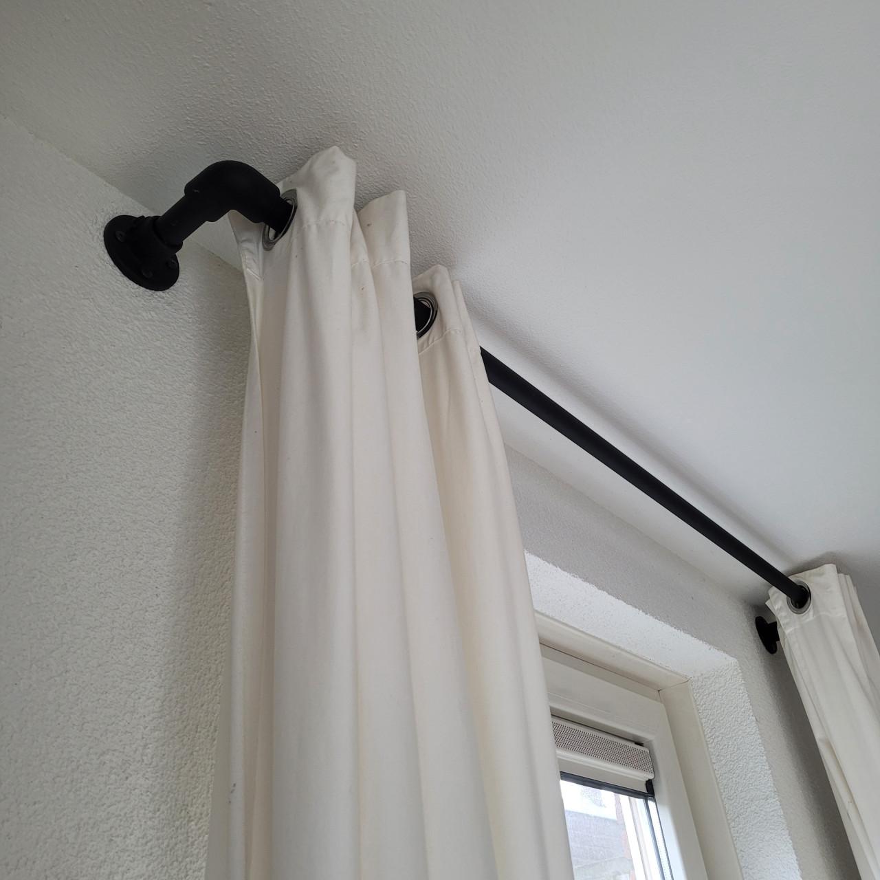 Ringgordijnen crème (250 & 182 cm) + zwarte gordijnrails – setprijs