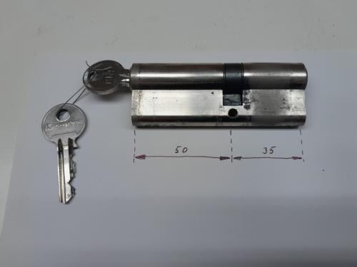 Cilinderslot met sleutels. Maat 30-30, 35-35mm en 1 stuk 35-50mm.