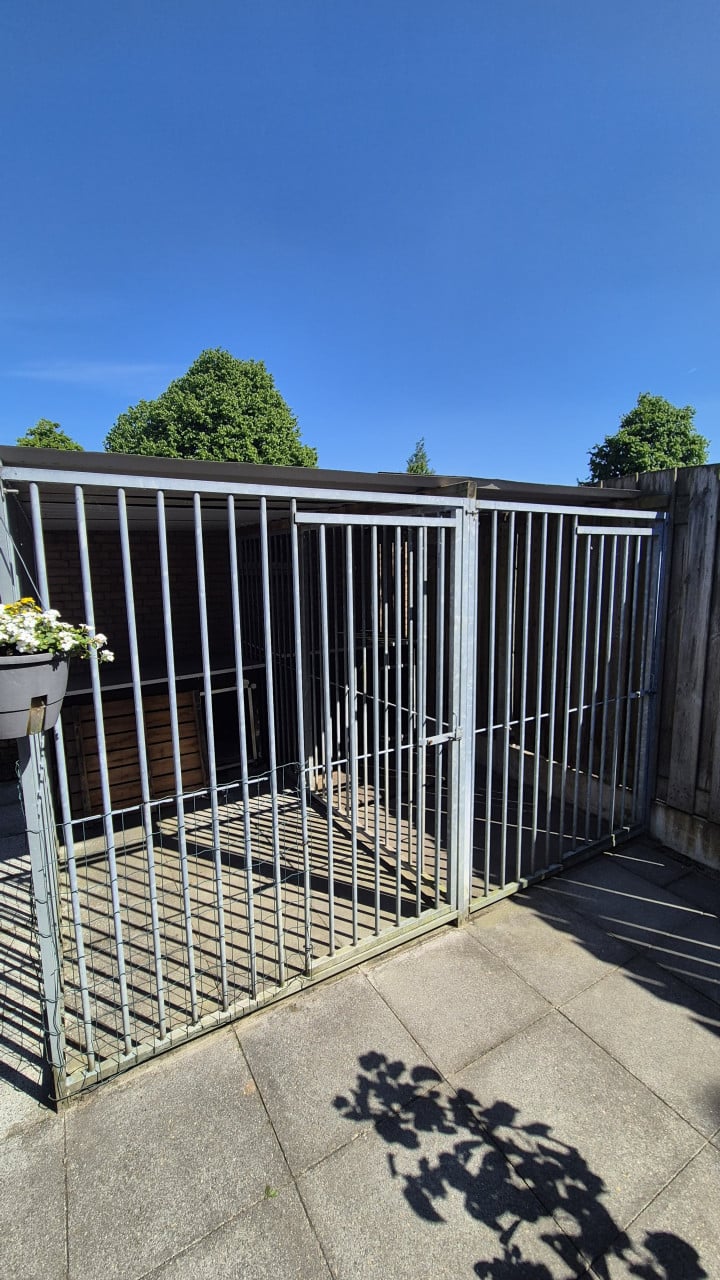 Dubbele hondenkennel met nachthokken
