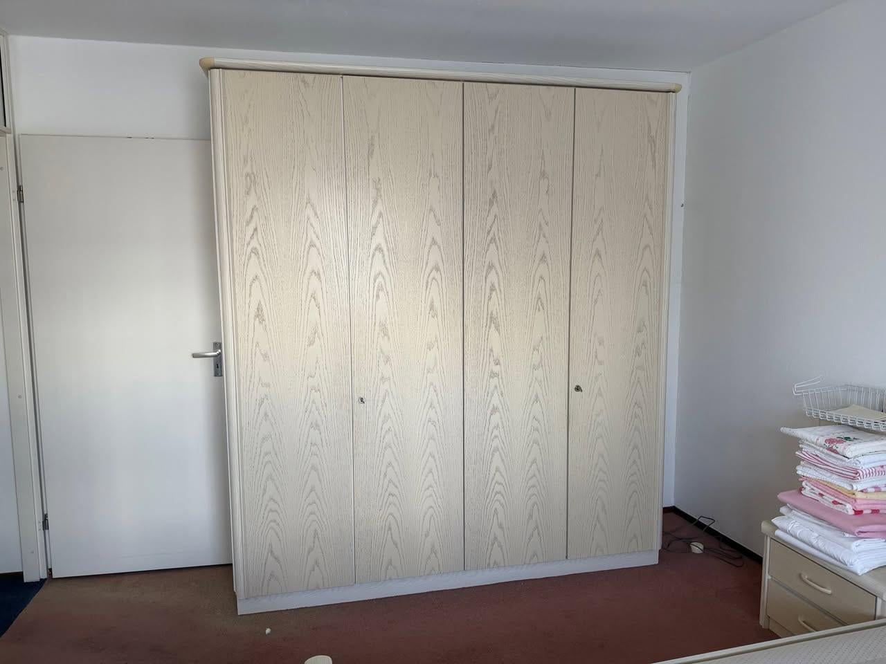 Slaapkamer: bed en linnenkast, mag ook los van elkaar