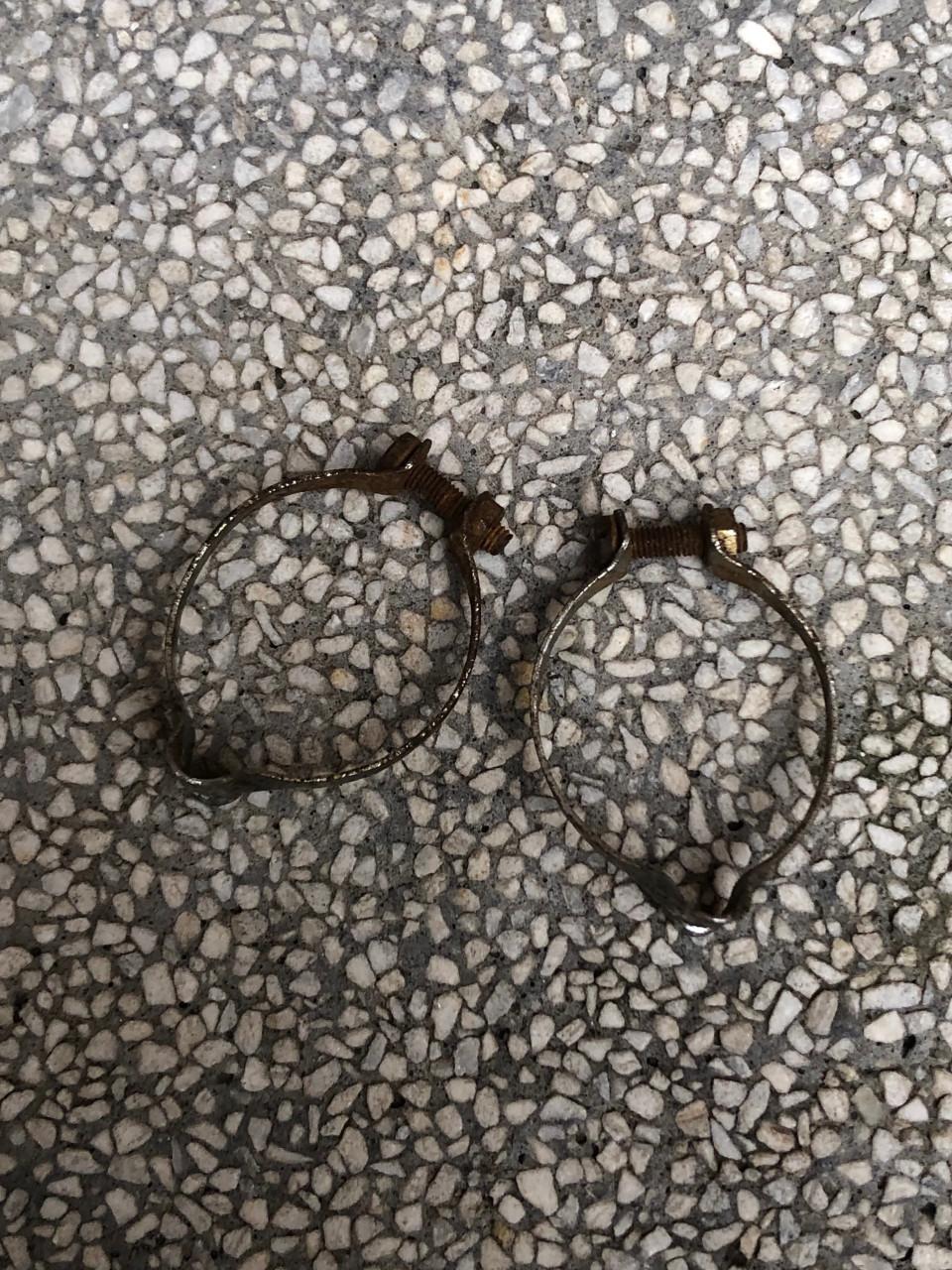 2 vintage rem kabel beugels