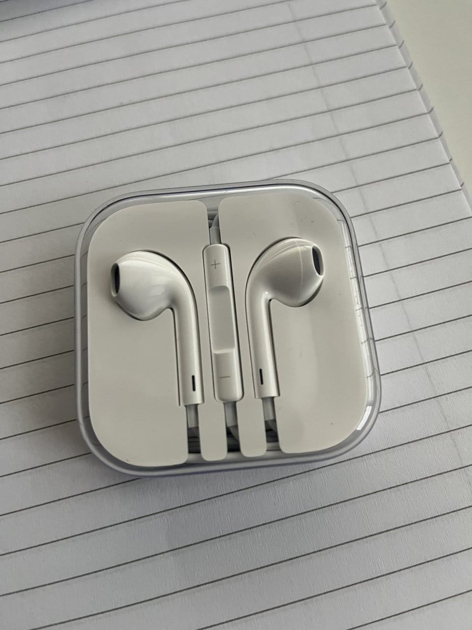 APPLE EARPODS € 15. NIEUW EN NIET GEBRUKT !