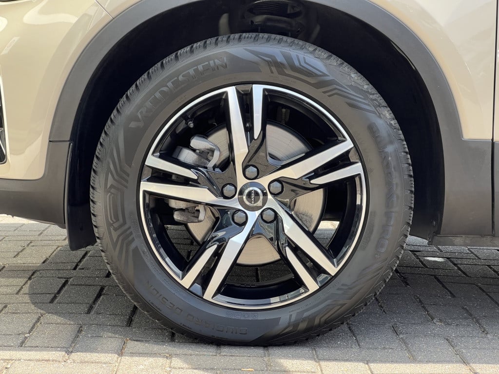 Volvo XC40 b4 197pk plus dark| adap.cruise| trekhaak|camera| googlemaps| el