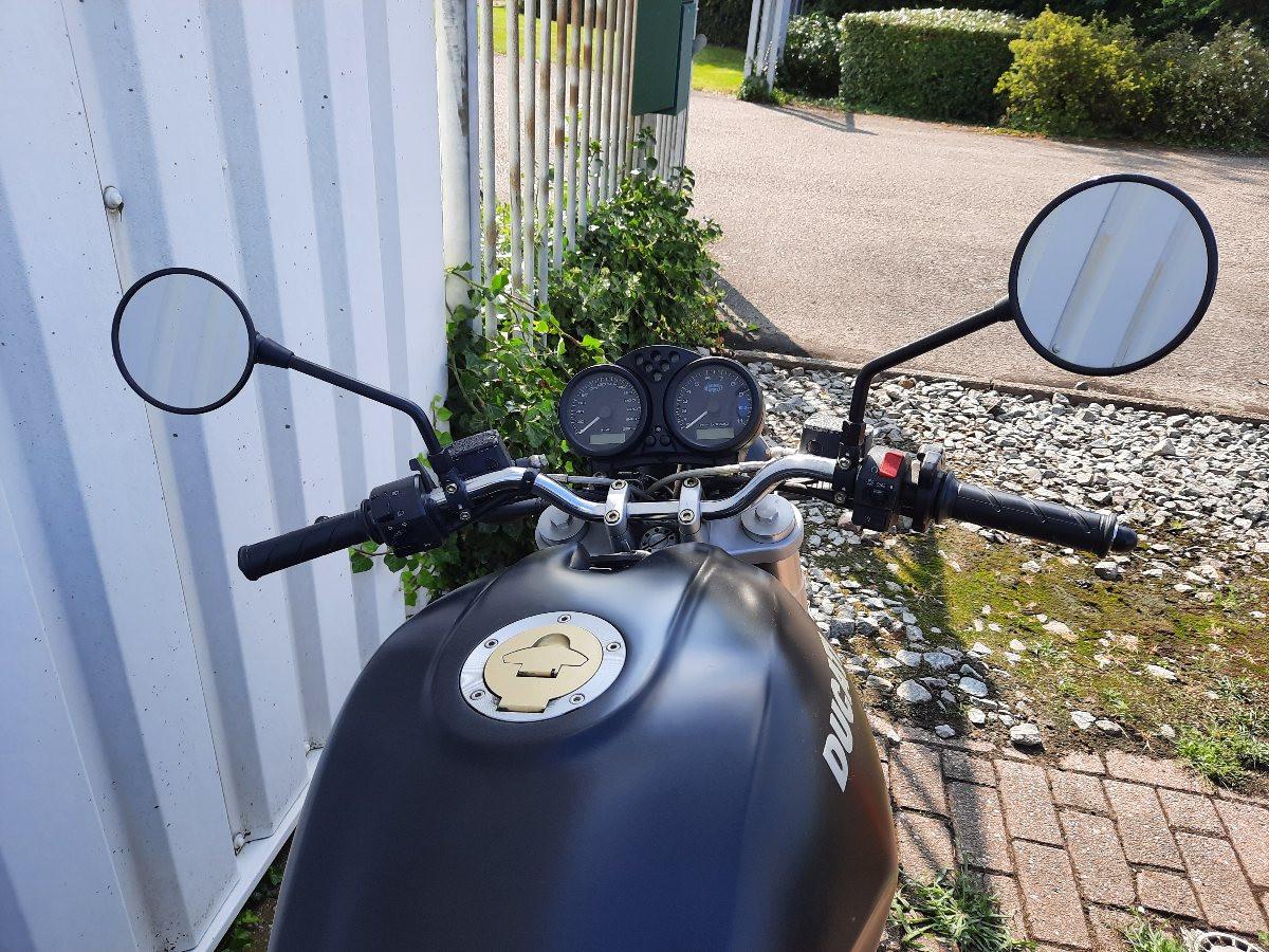 Ducati Monster 620 dark uit 2004