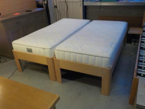 2  LEDIKANTEN + 2 ELEKTRISCHE spiralen + 2 matrassen alles van AUPING set