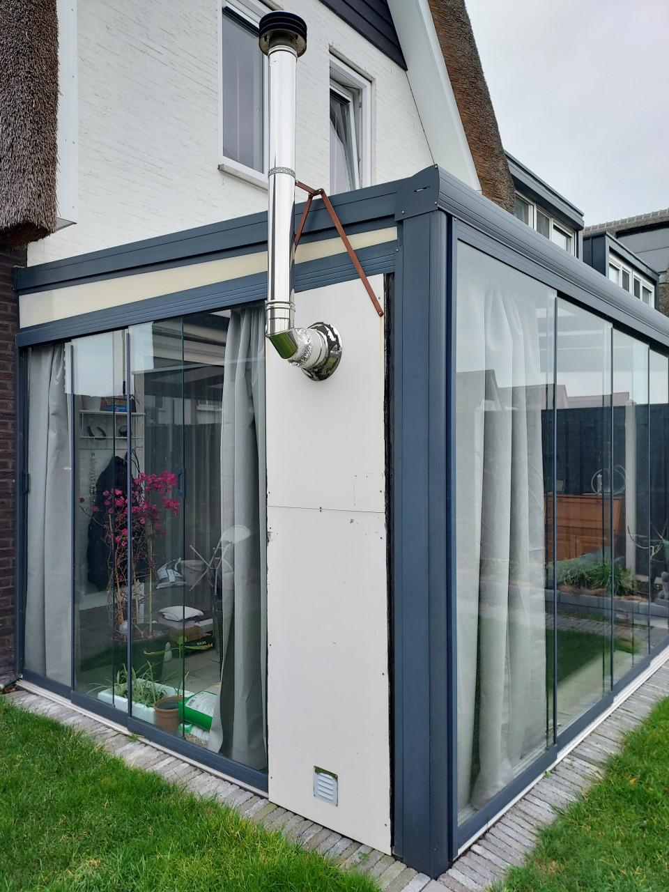 Pellet kachel met rookkanaal en pellets te koop.