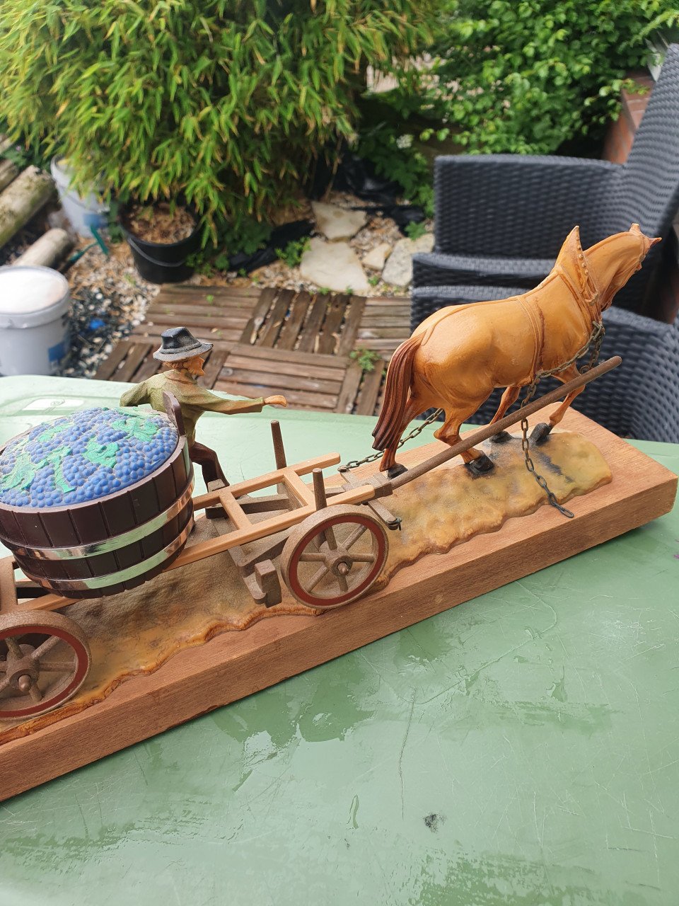 Leuk groot vintage paard met koets, houten sokkel aangeboden....