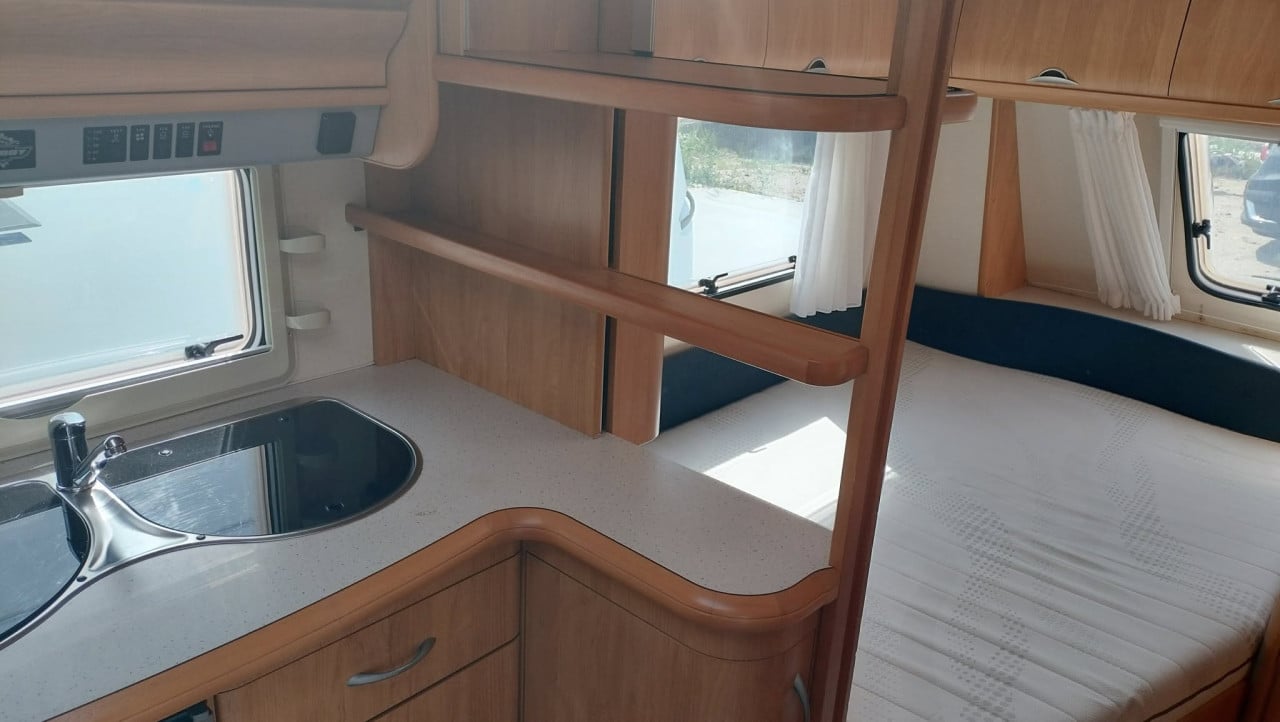 Hobby 460 (2003) met mover en voortent