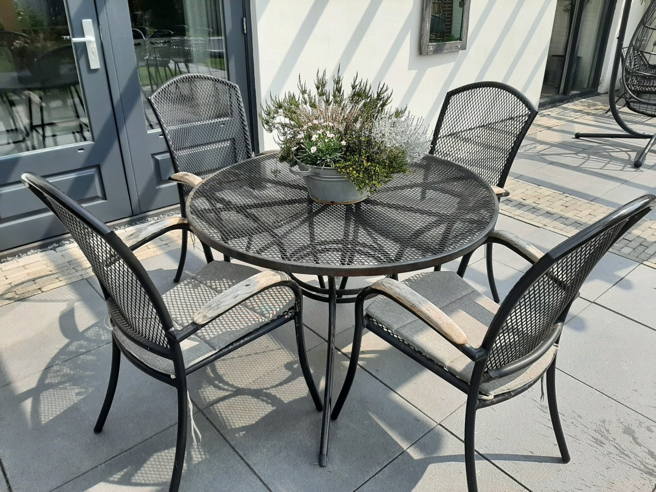 Metalen tuinset , tafel en 4 stoelen
