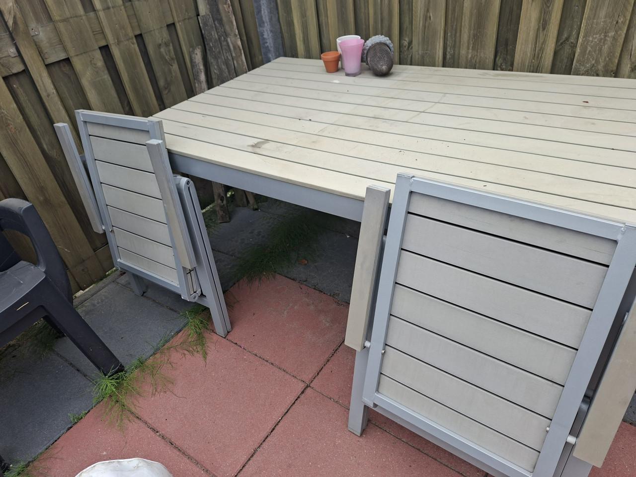 Tuintafel + stoelen