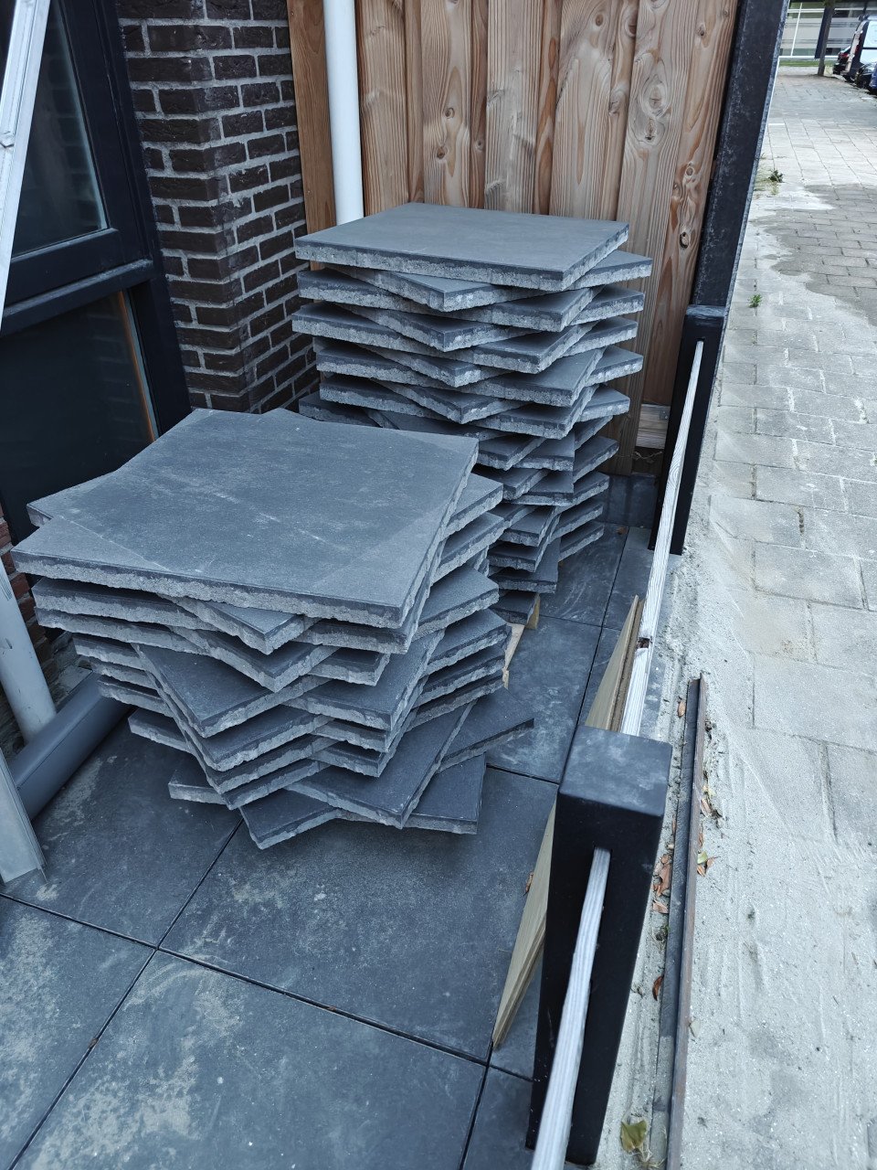 Mbi trippel t zwart grijs genuanceerd tuintegels