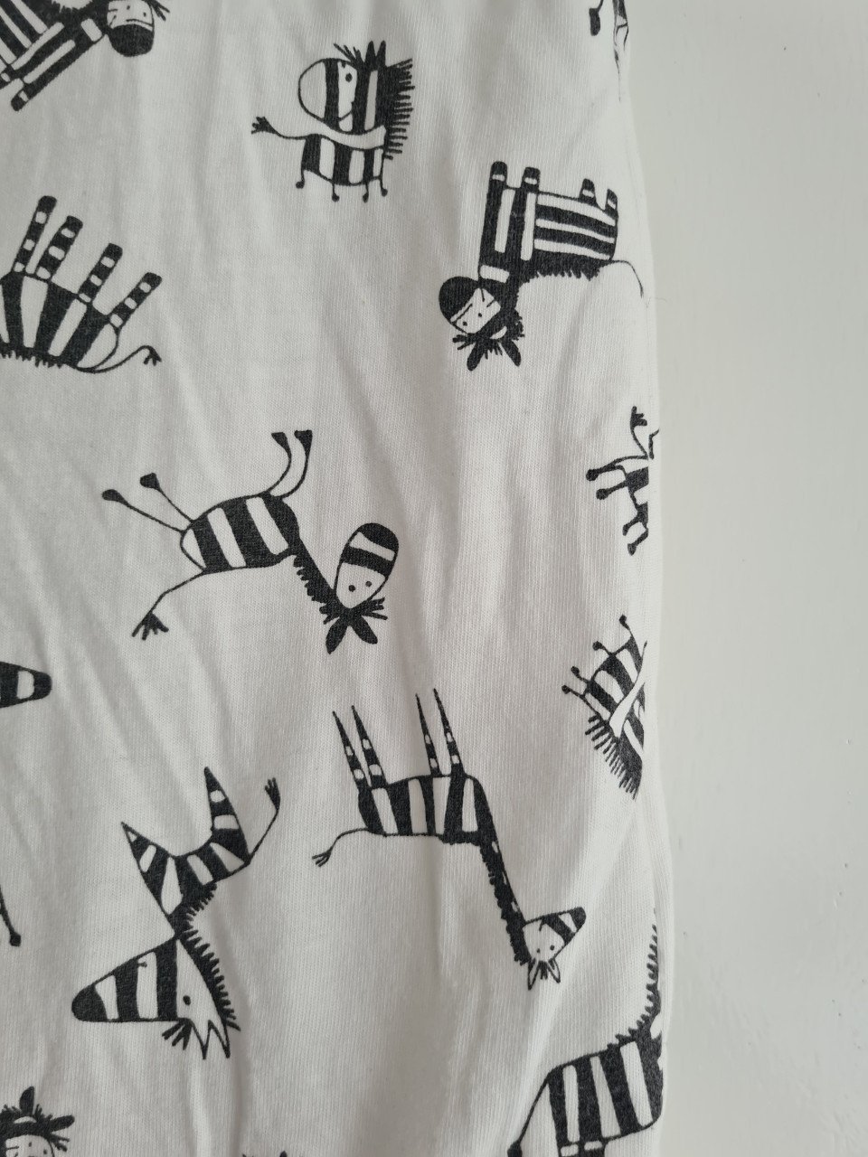 2X slaapzakken wit / zwart en pastelkleuren Nightwear  Maat 86-110 samen €5