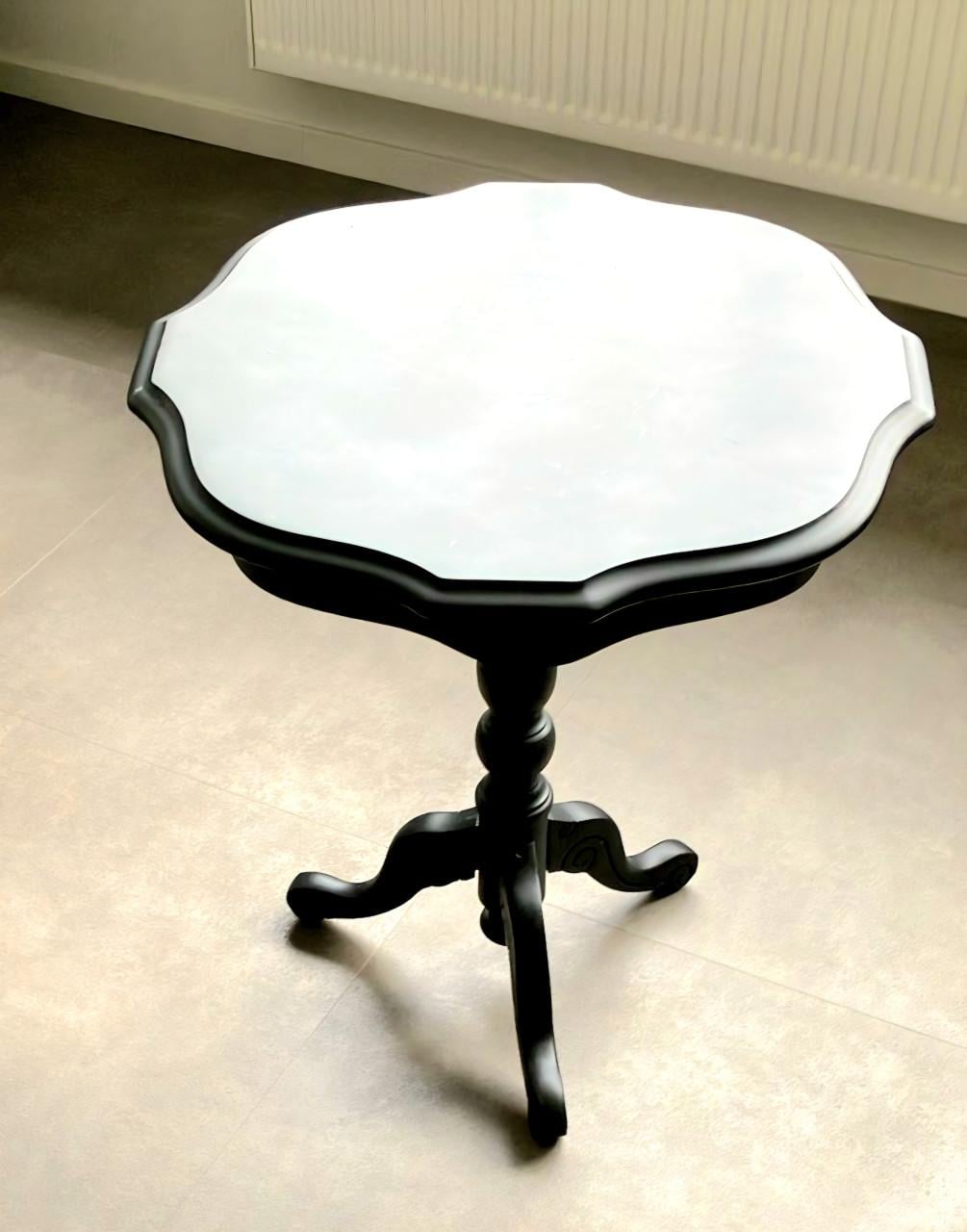 Zwart bijzettafeltje