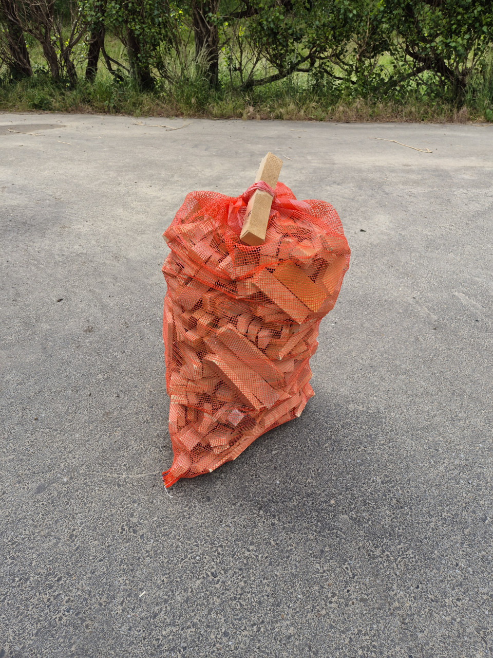 VUREN haardhout, kurkdroog, ook als zak aanmaakhout
