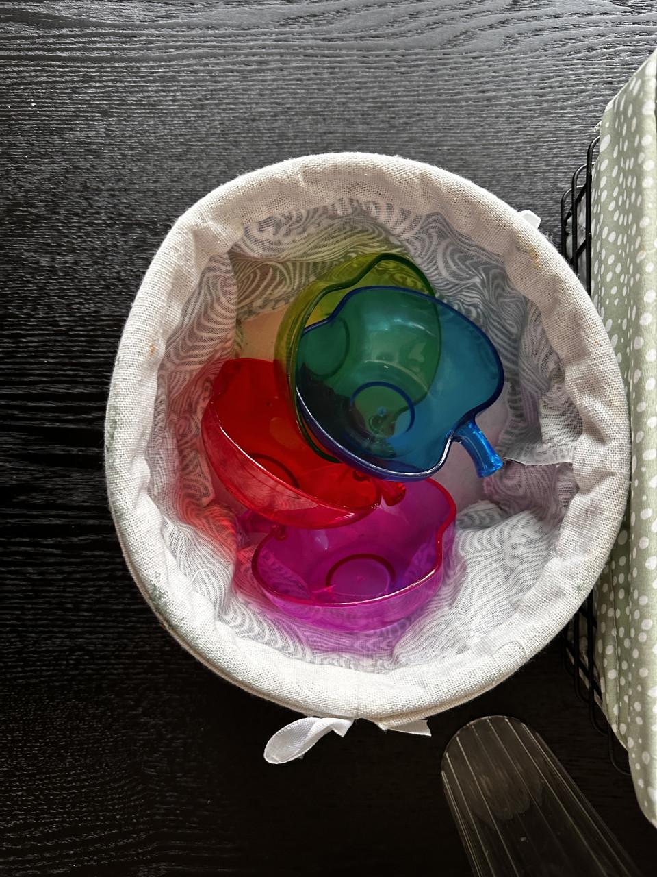 Rieten mand met gebruiksvoorwerpen.