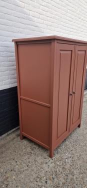 Leuke (garderobe) kast in trendy kleur
