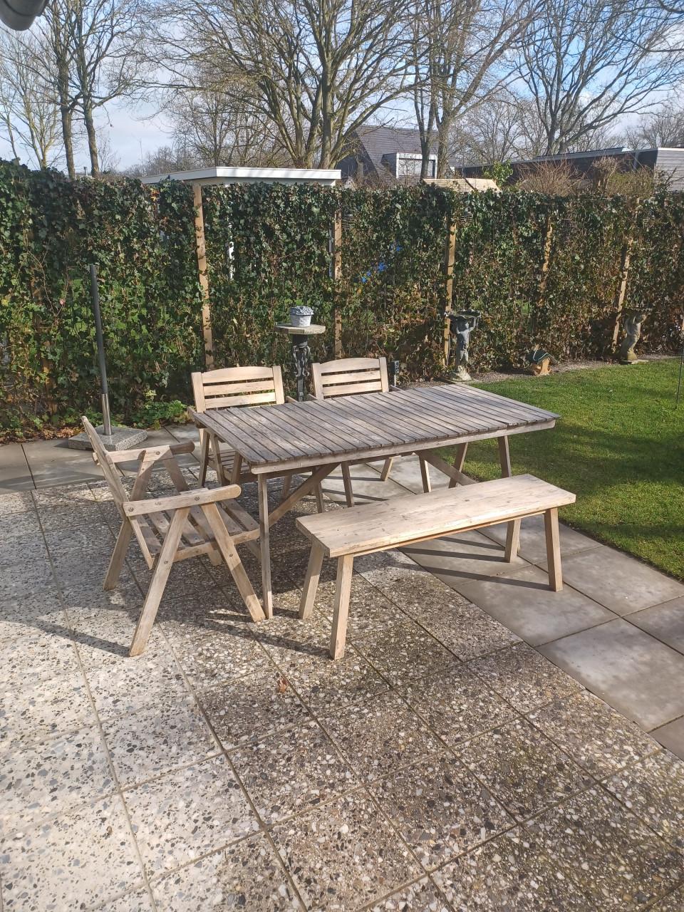 Tuinset,  tafel + 3 stoelen + bankje