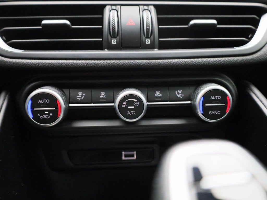 Alfa Romeo Giulia 2.0t sprint | lmv | automaat | parkeer sensoren | camera 