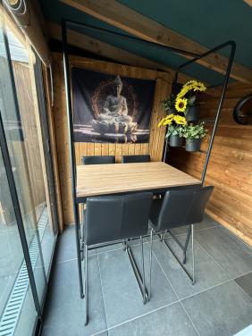 Industriële eettafel met metalen frame + 4 stoelen