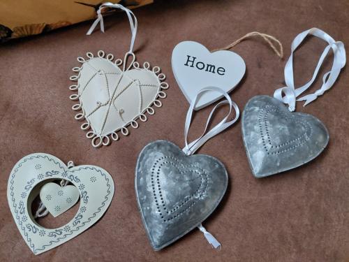 5 hartjes (kerstboom)hangers beige/zilver