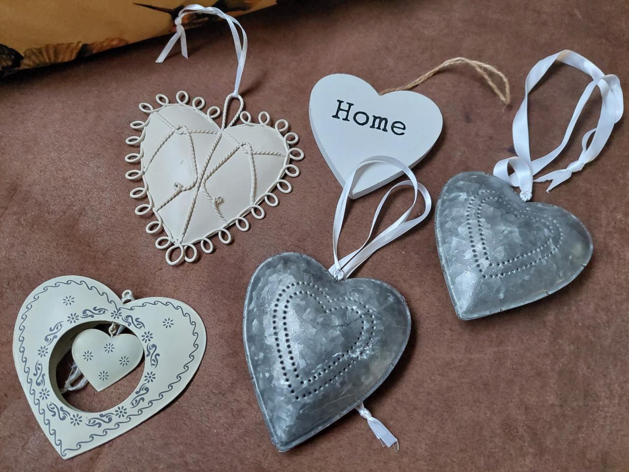 5 hartjes (kerstboom)hangers beige/zilver