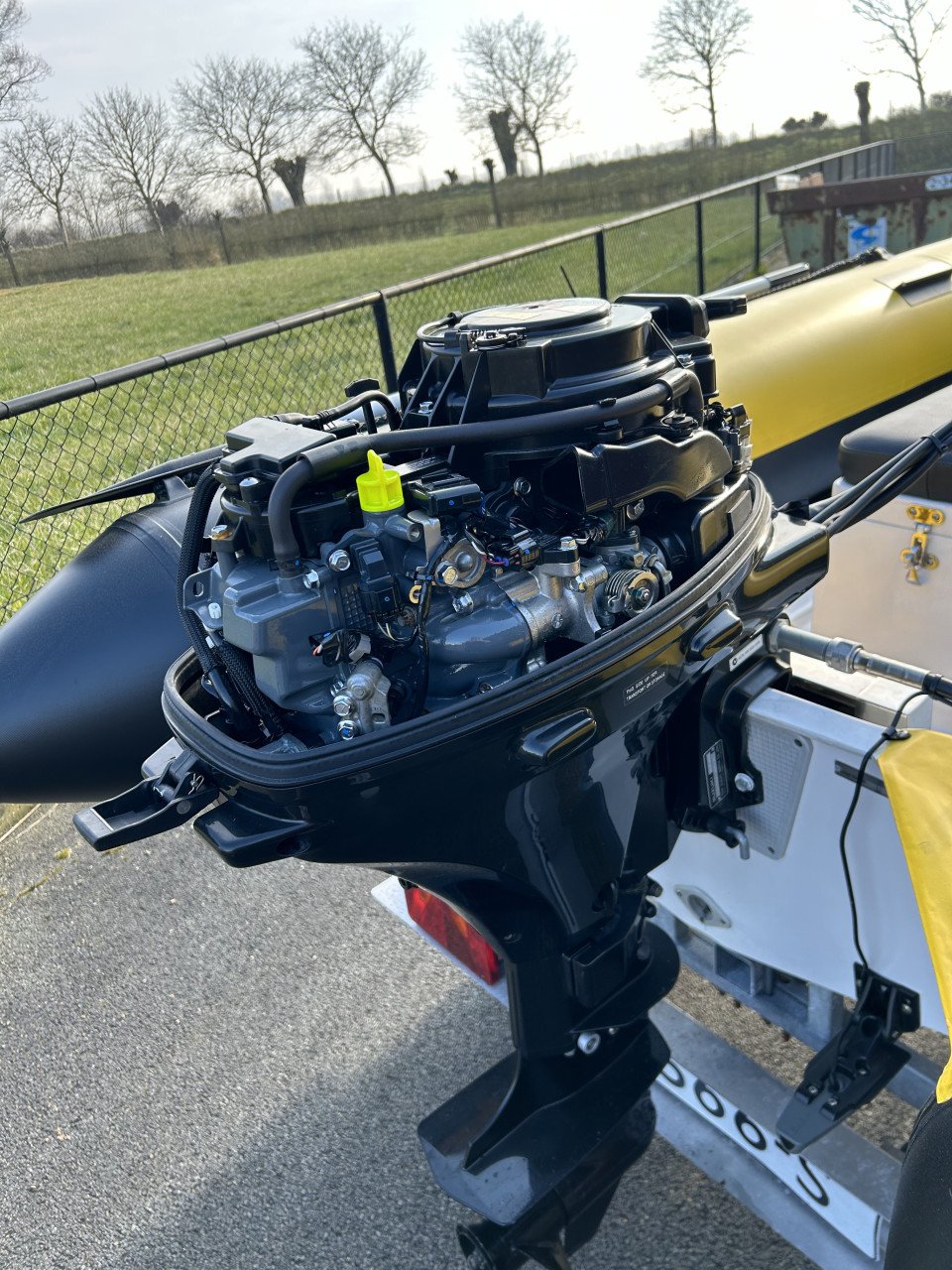 Roughneck 330 met Suzuki 9.9pk + trailer