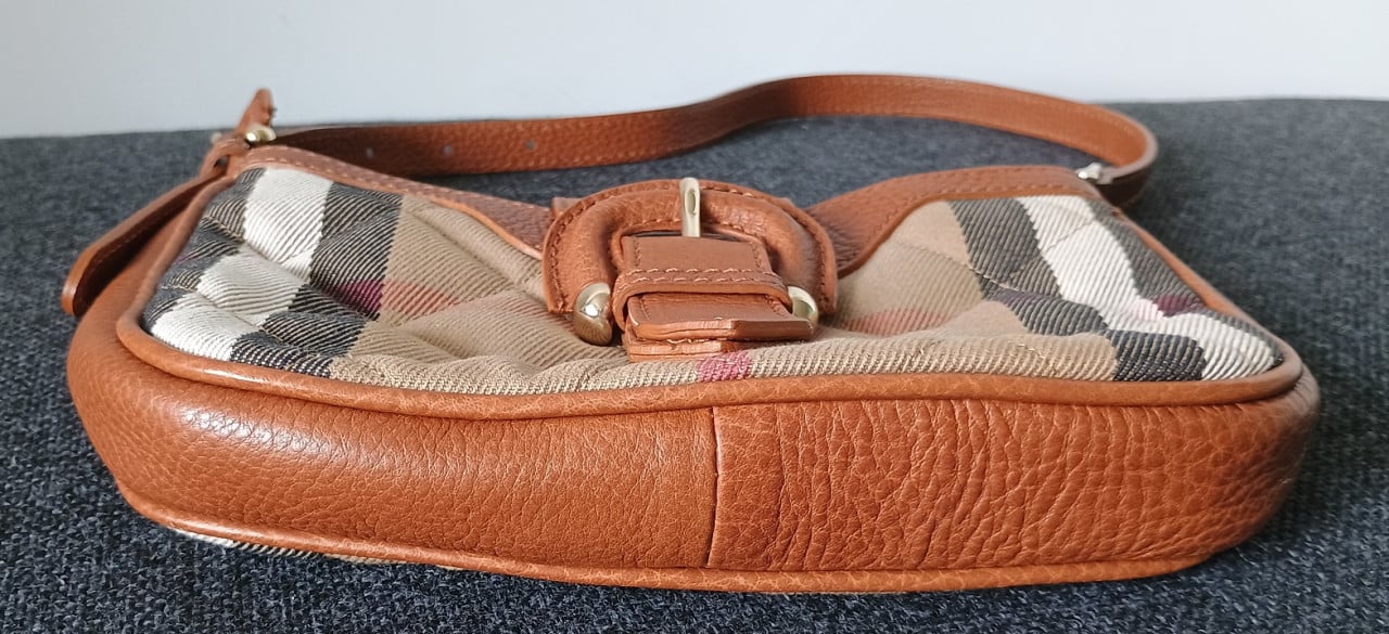 BURBERRY nova check little bag.