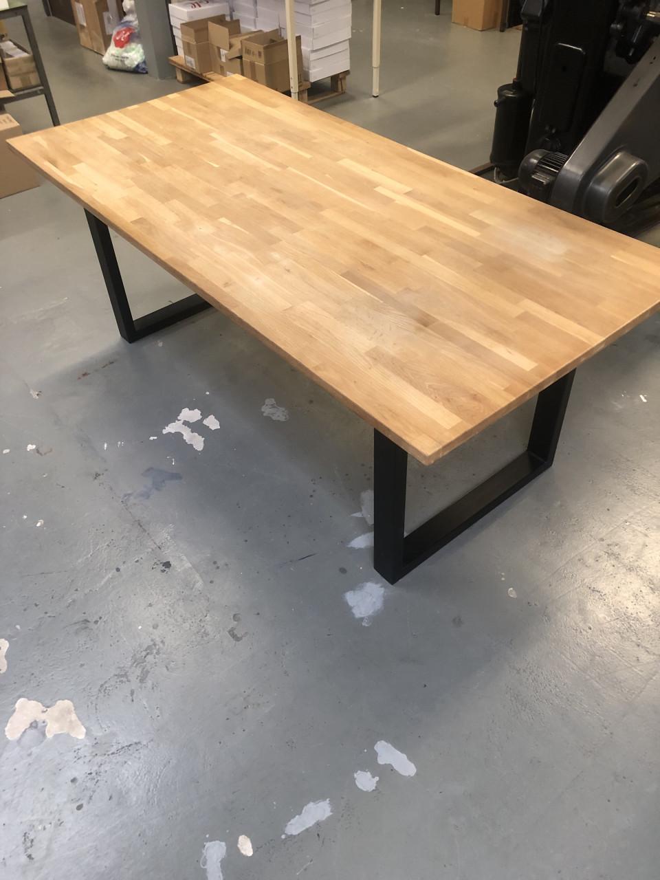 Eettafel hout met zwarte stalen poten