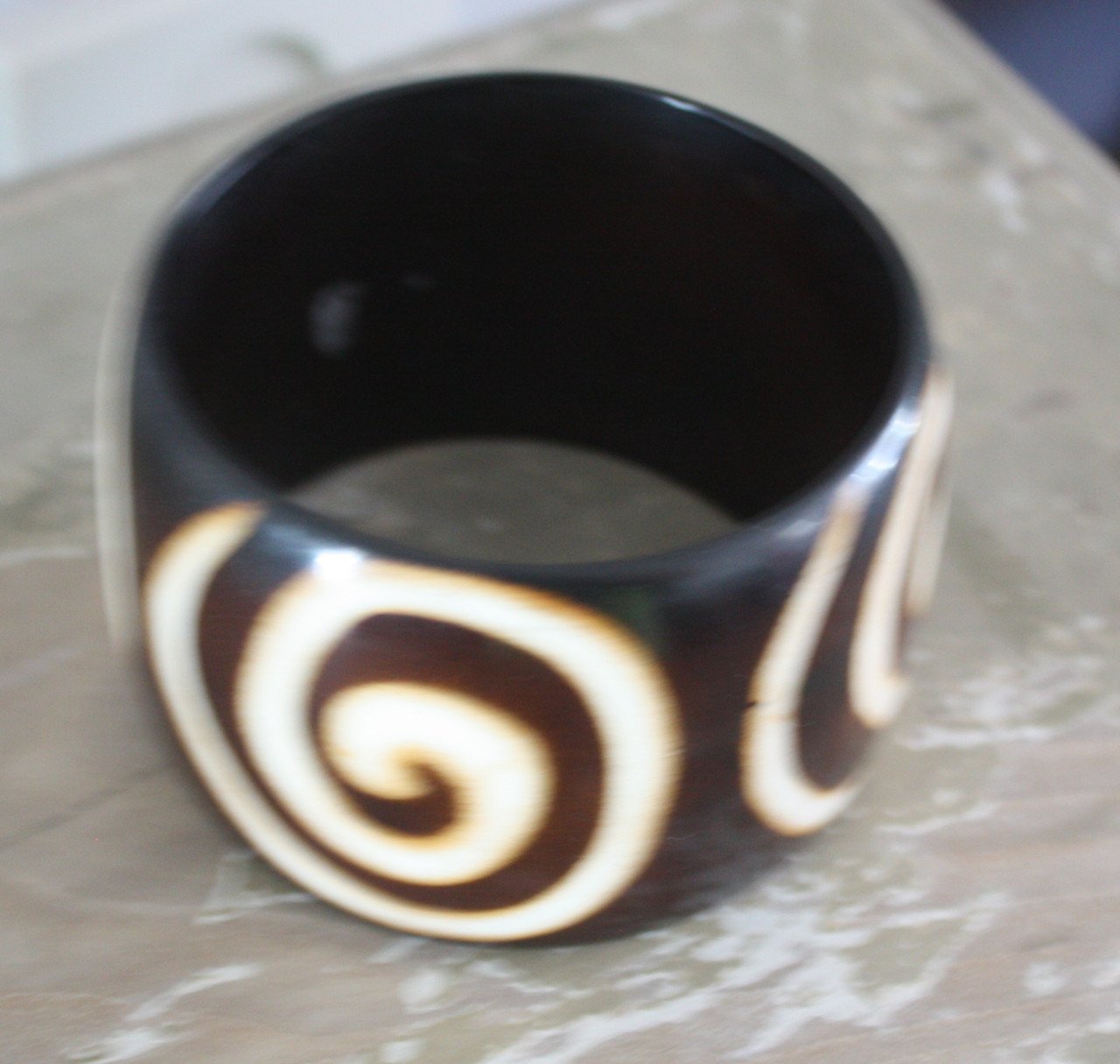 Bruin met beige print armband kunststof