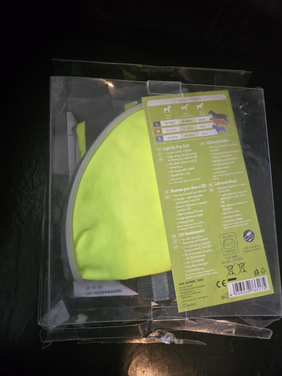 Led Hondenjasje maat S 3 lichtstanden. Opladen via usb-kabel,