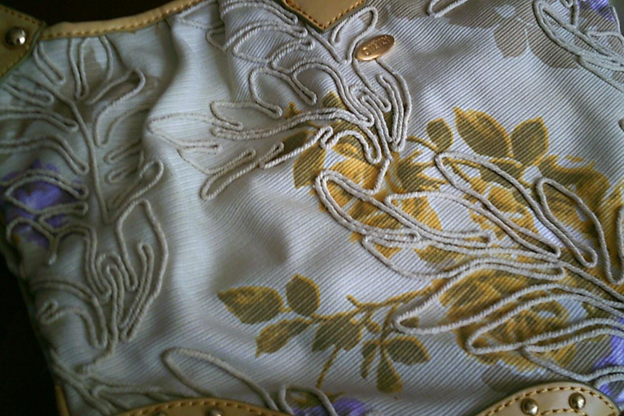 NIEUWE geborduurde OILILY handtas in zachte kleuren . . .