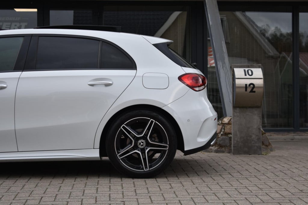 Mercedes-Benz A-Klasse 180 amg night | sfeerverlichting | panoramadak | app