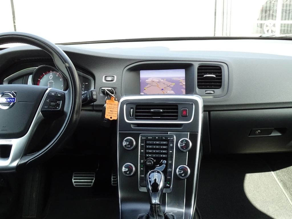 Volvo V60 2.0 t4 business sport r-design | leder | pano | trekhaak