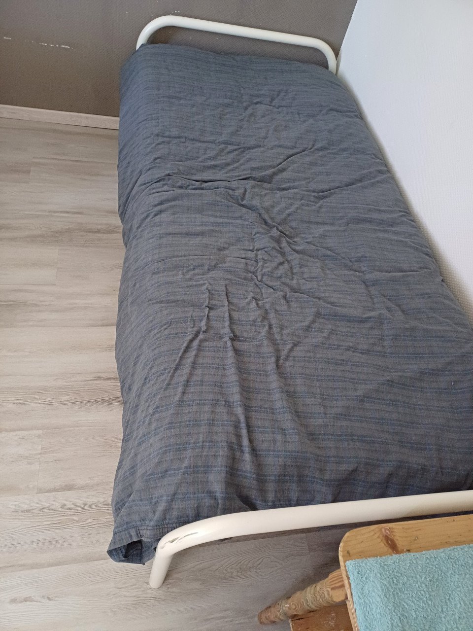 Metalen bed met spiraalbodem en matras. Afhalen in Goes.