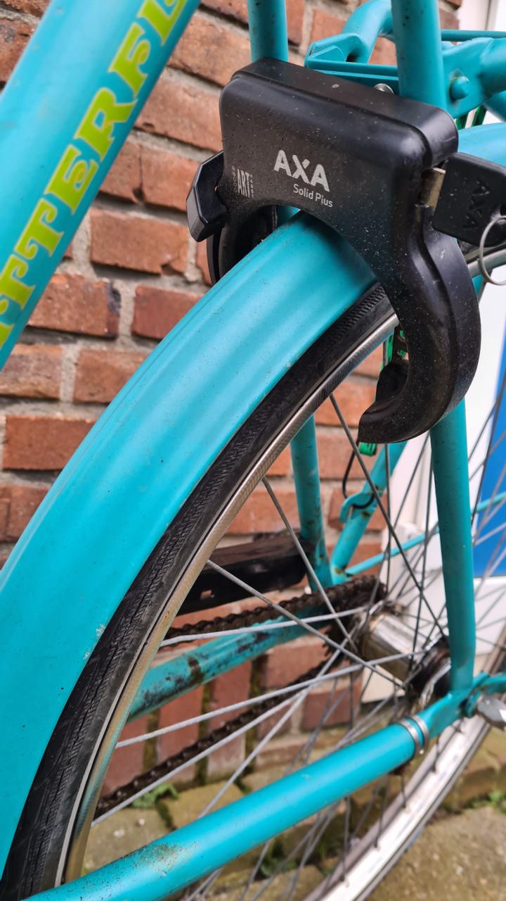 Dames fiets 26 inch-Fr.maat 48cm met voordrager en met traprem achter