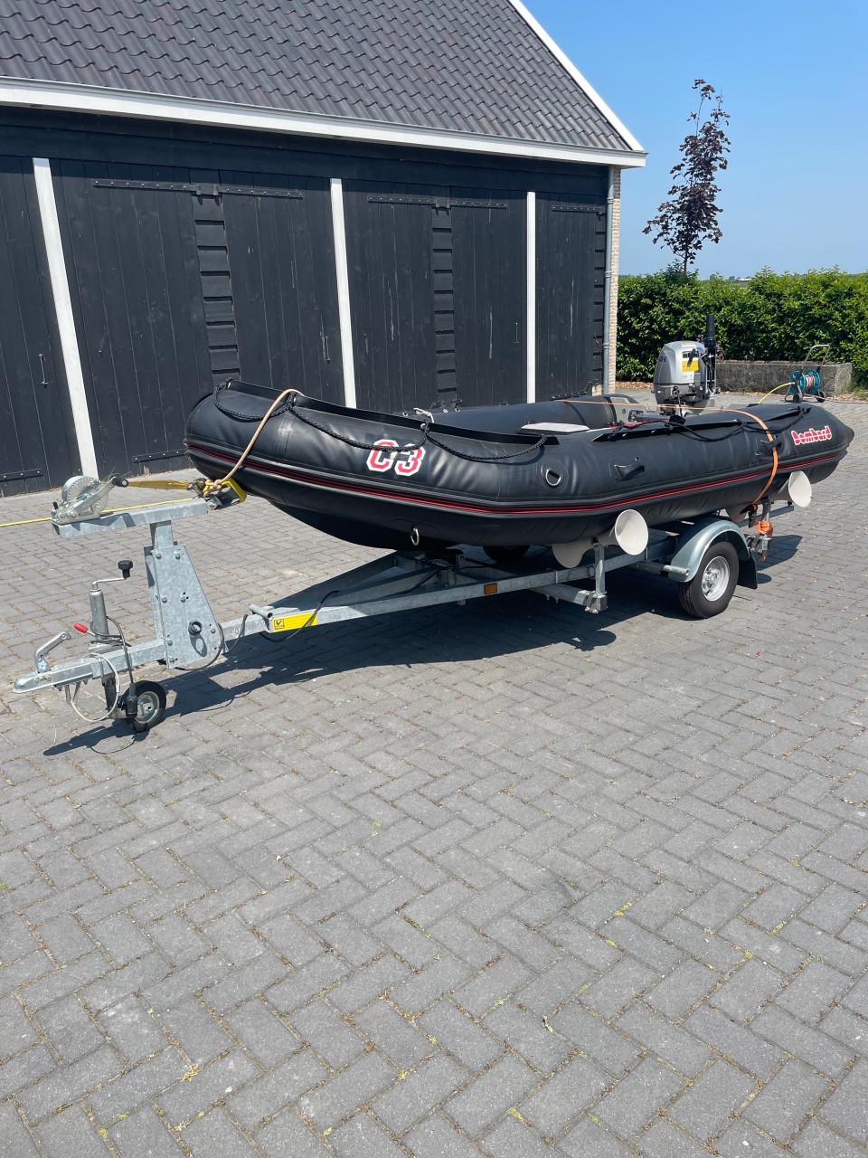 Hele nette set!! Bombard C3, Honda 8 PK en Pega trailer