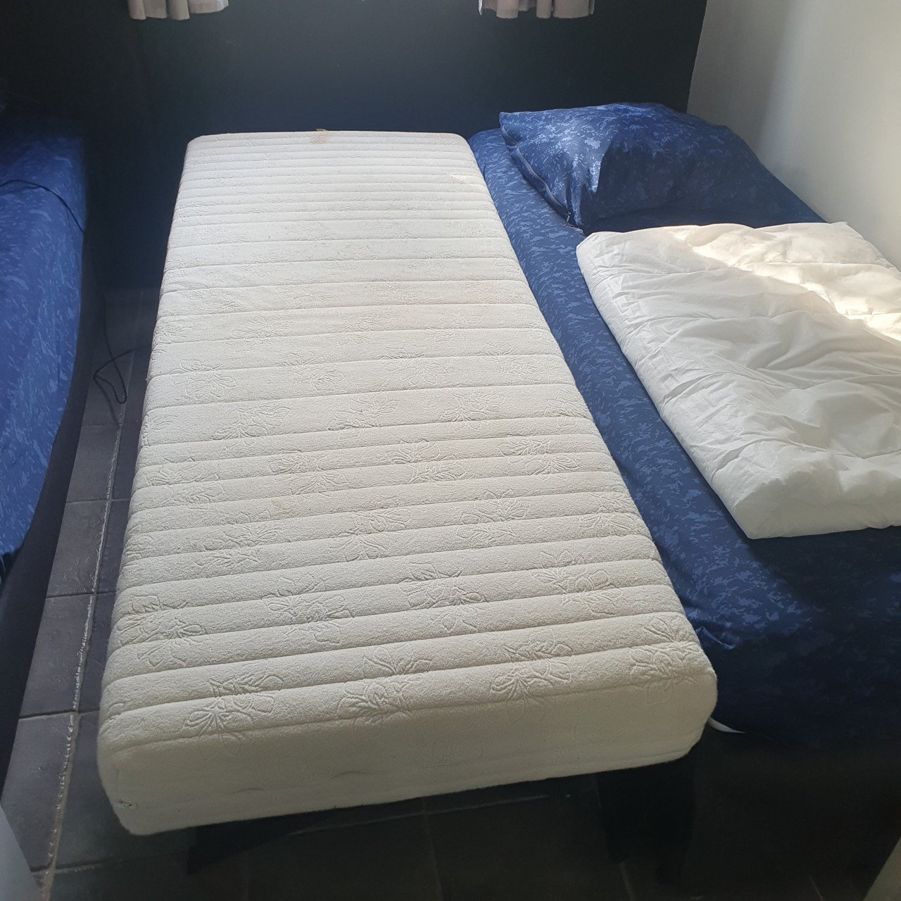 Bed. Uitschuifbaar van 1 persoons naar tweepersoons