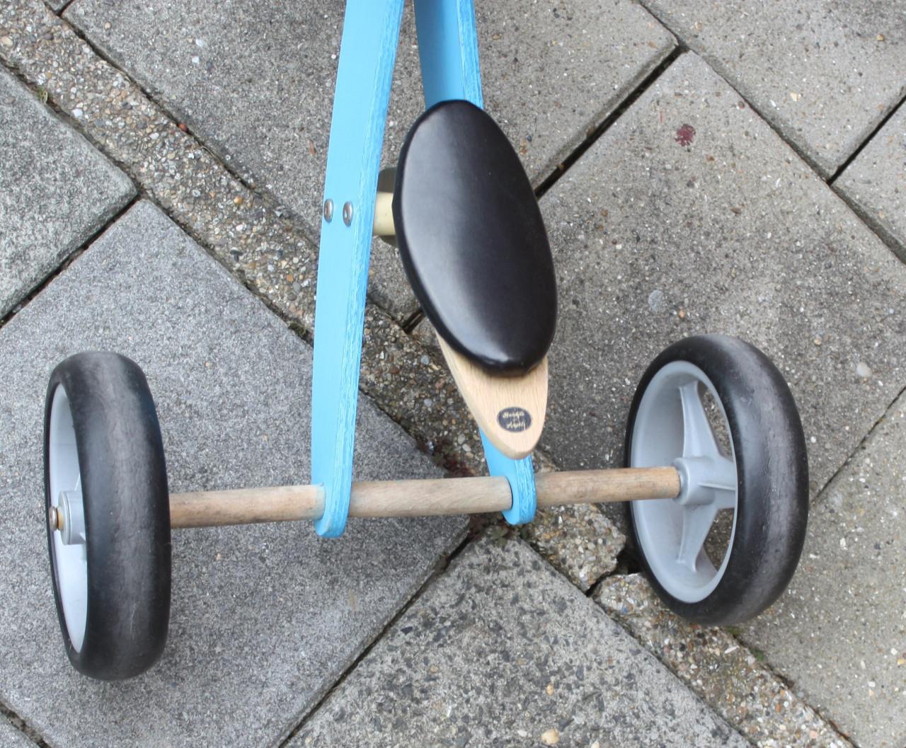 Zeer leuk loopfietsje-driewieller