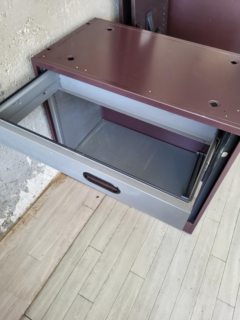 2 Metalen bureaukasten van het merk Ahrend.