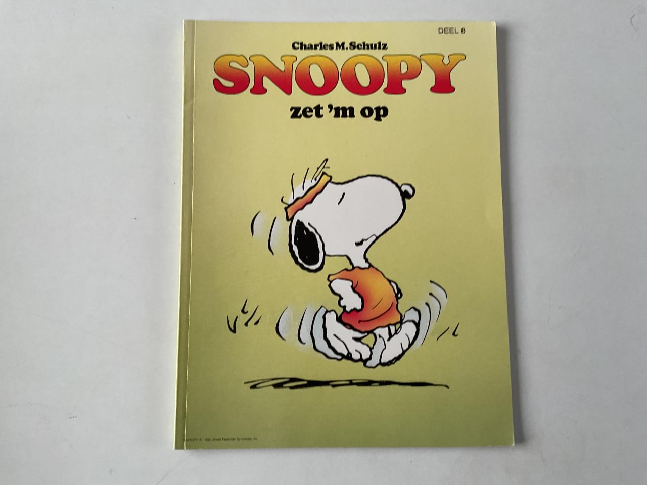 Verschillende Snoopy figuurtjes in rubber en puzzeltje in doosje. Stripboek