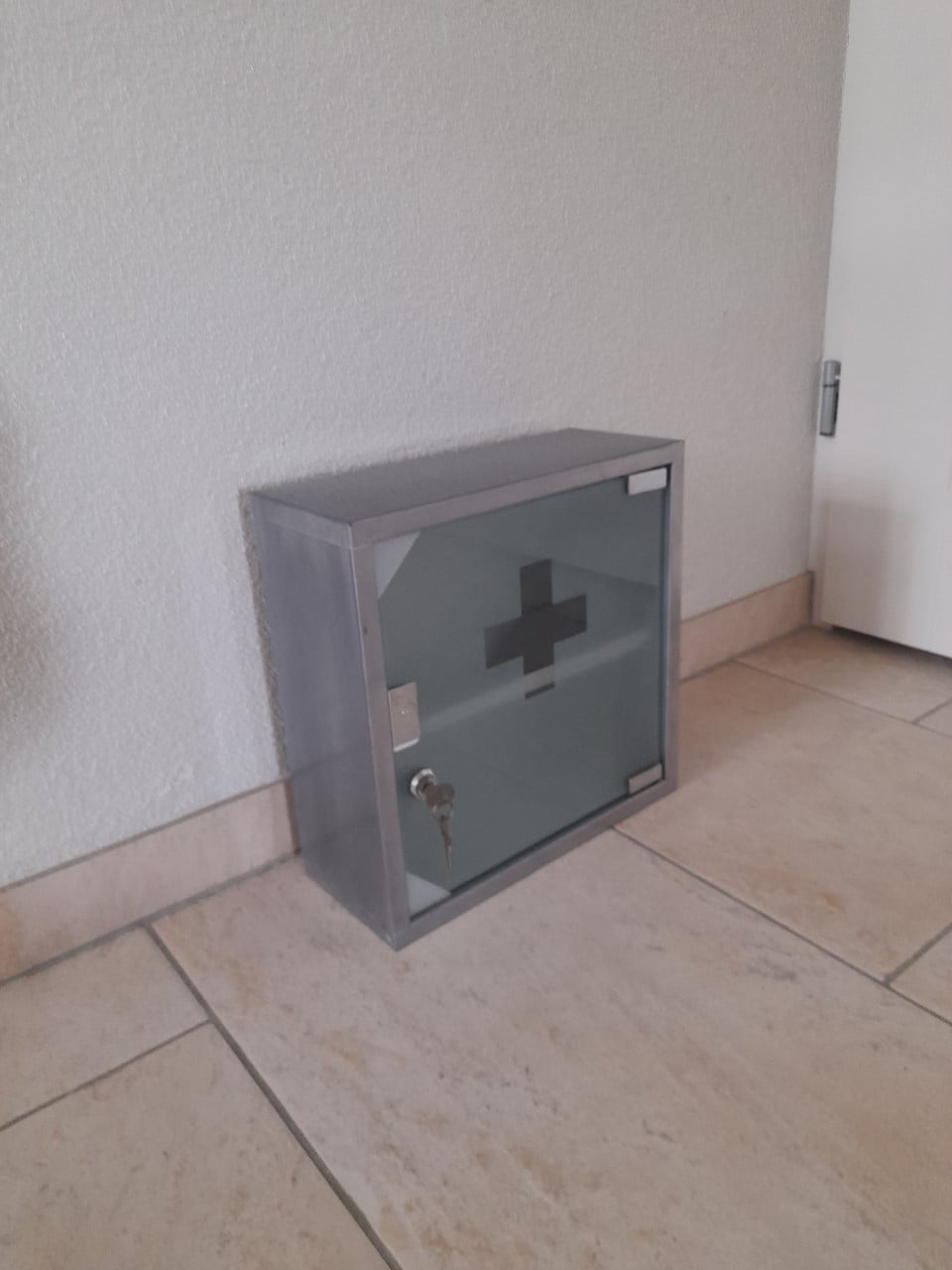 Medicijnkastje  30 x 30 x 12 cm (in goede staat )