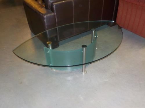 Glazen ovalen salontafel 145 x 87 cm in zeer goede staat koopje 45 euro