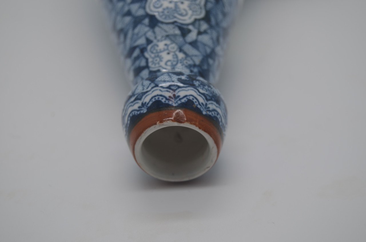 Leuk Delftsblauw vaasje in prima staat, gemerkt op de bodem.